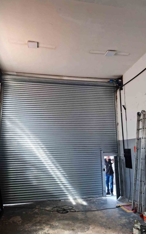 Porta de enrolar automática instalada em comércio em Ribeirão Preto - Rápido Portas