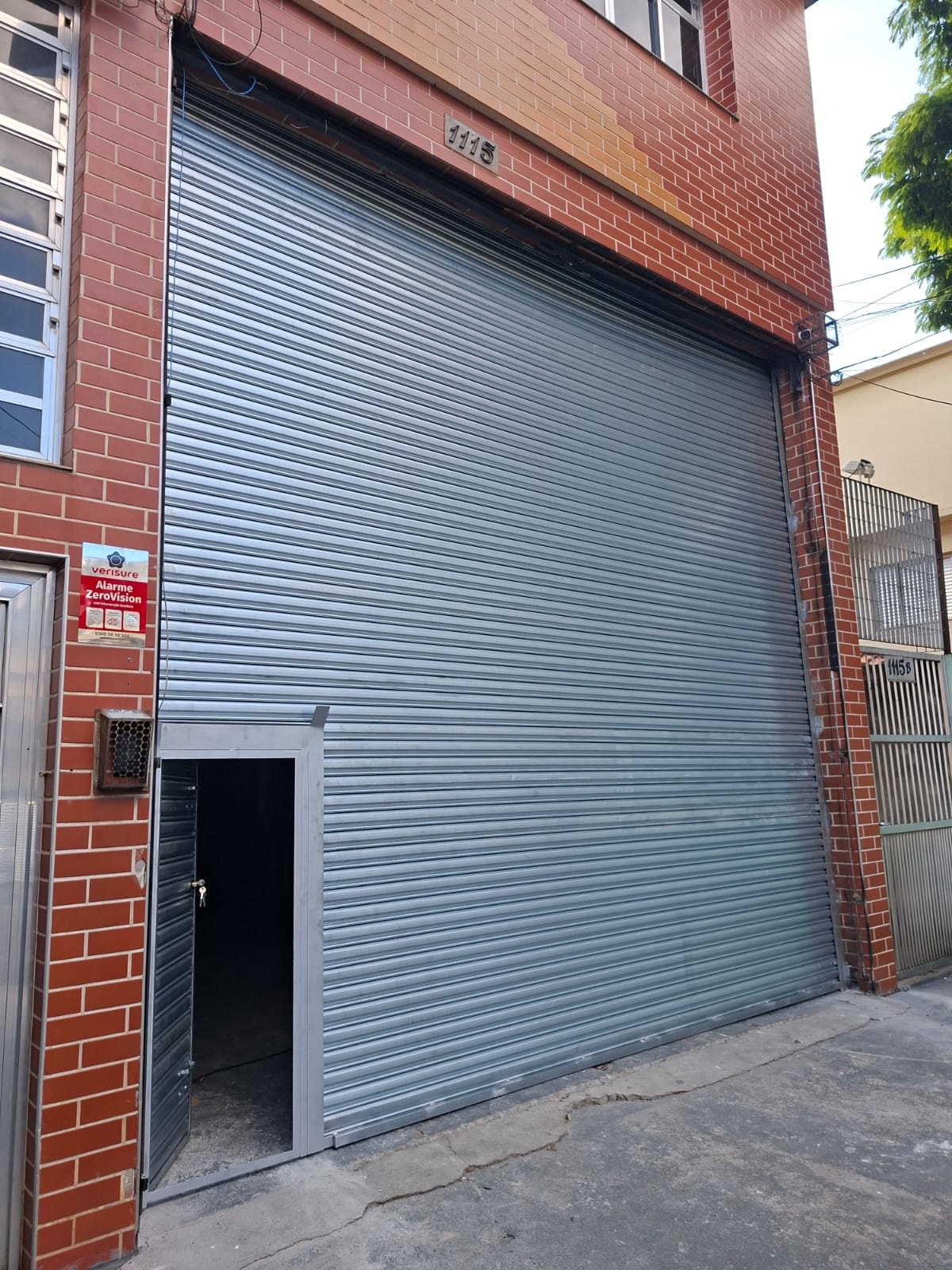 Antes e depois da automação de porta manual para automática em 1 dia – Rápido Portas em Ribeirão Preto