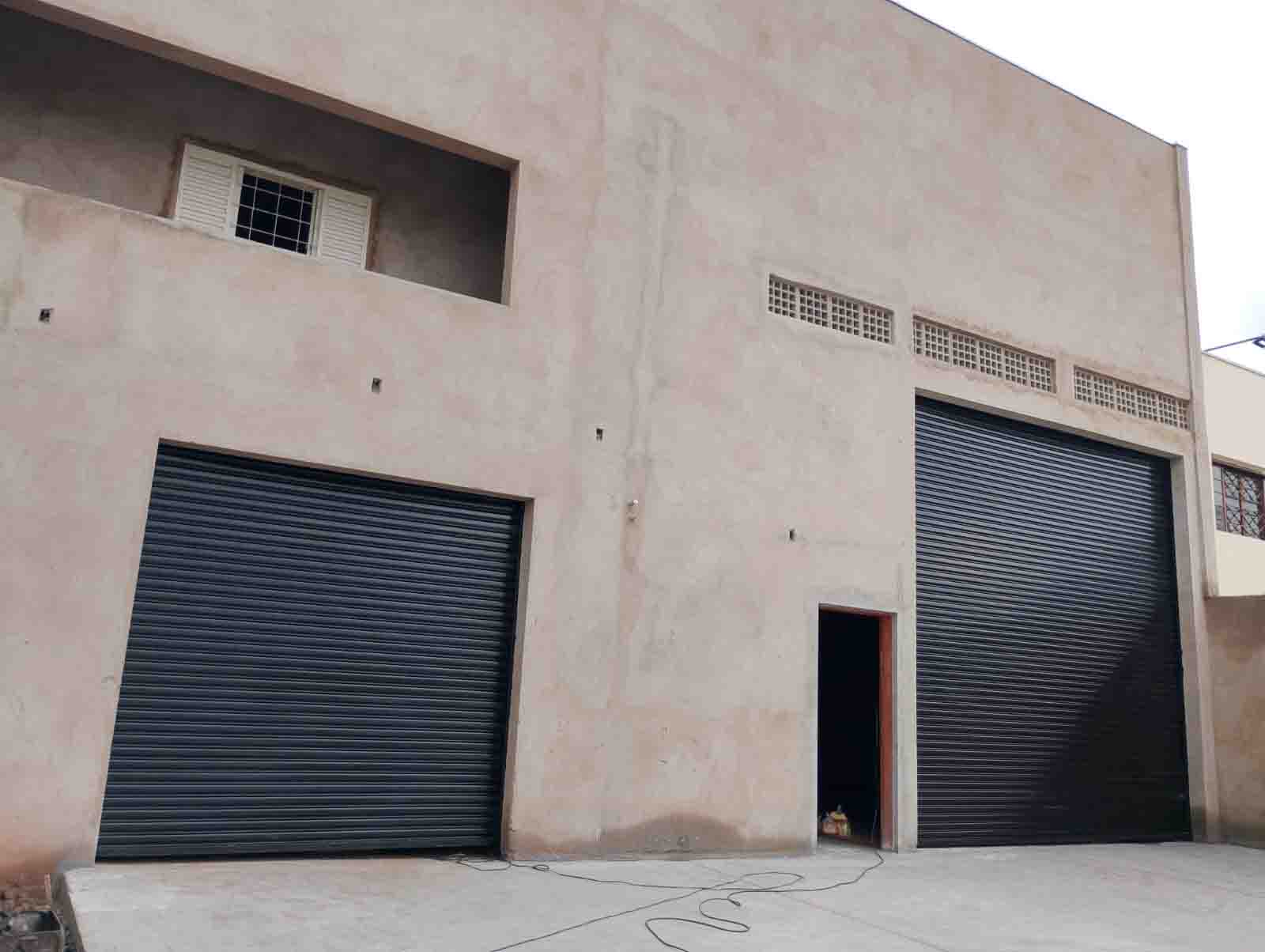 quipe da Rápido Portas realizando instalação de porta automática em comércio – atendimento 24h em Ribeirão Preto