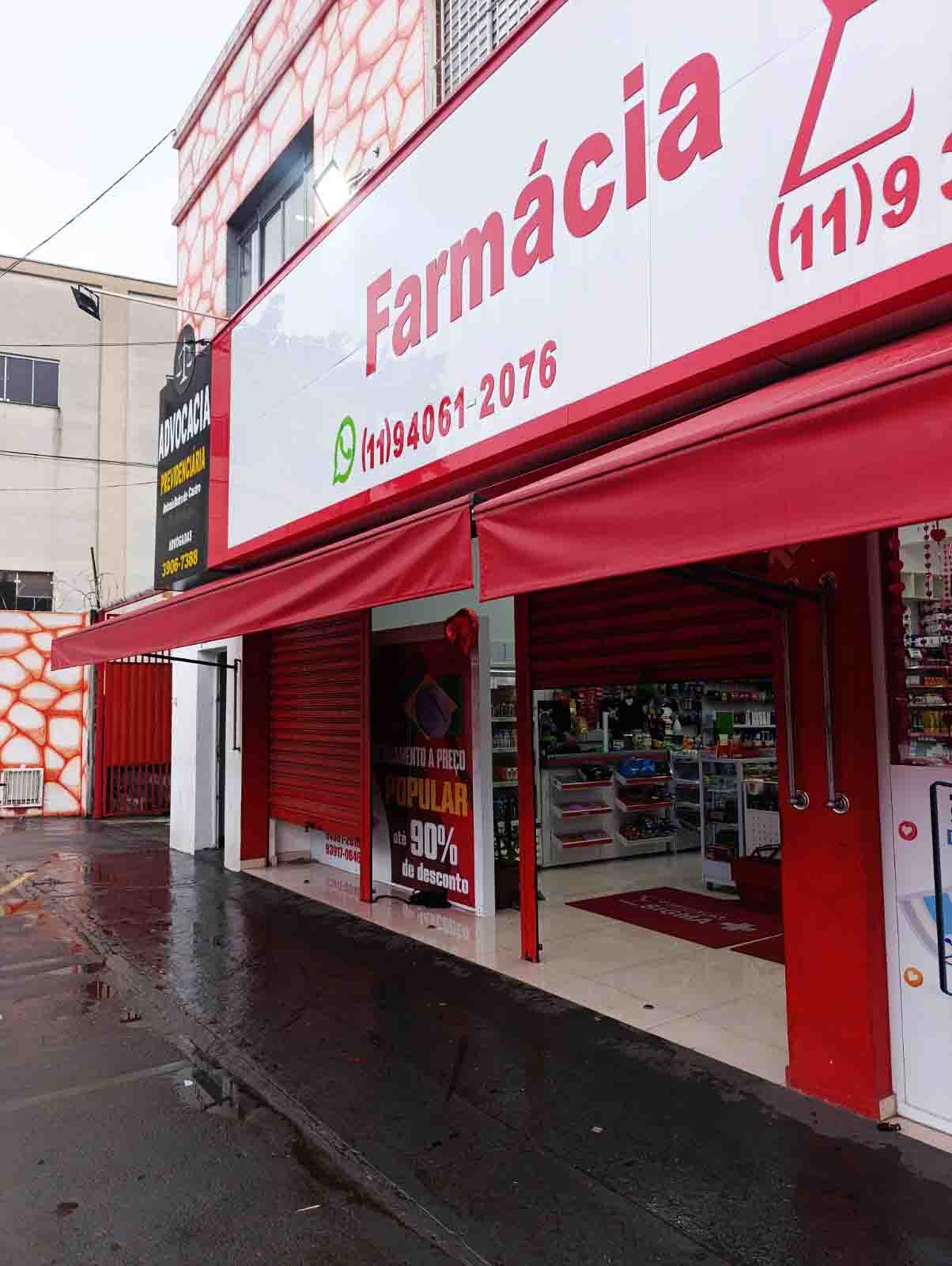 Equipe da Rápido Portas realizando instalação de porta de enrolar automática em comércio de Ribeirão Preto